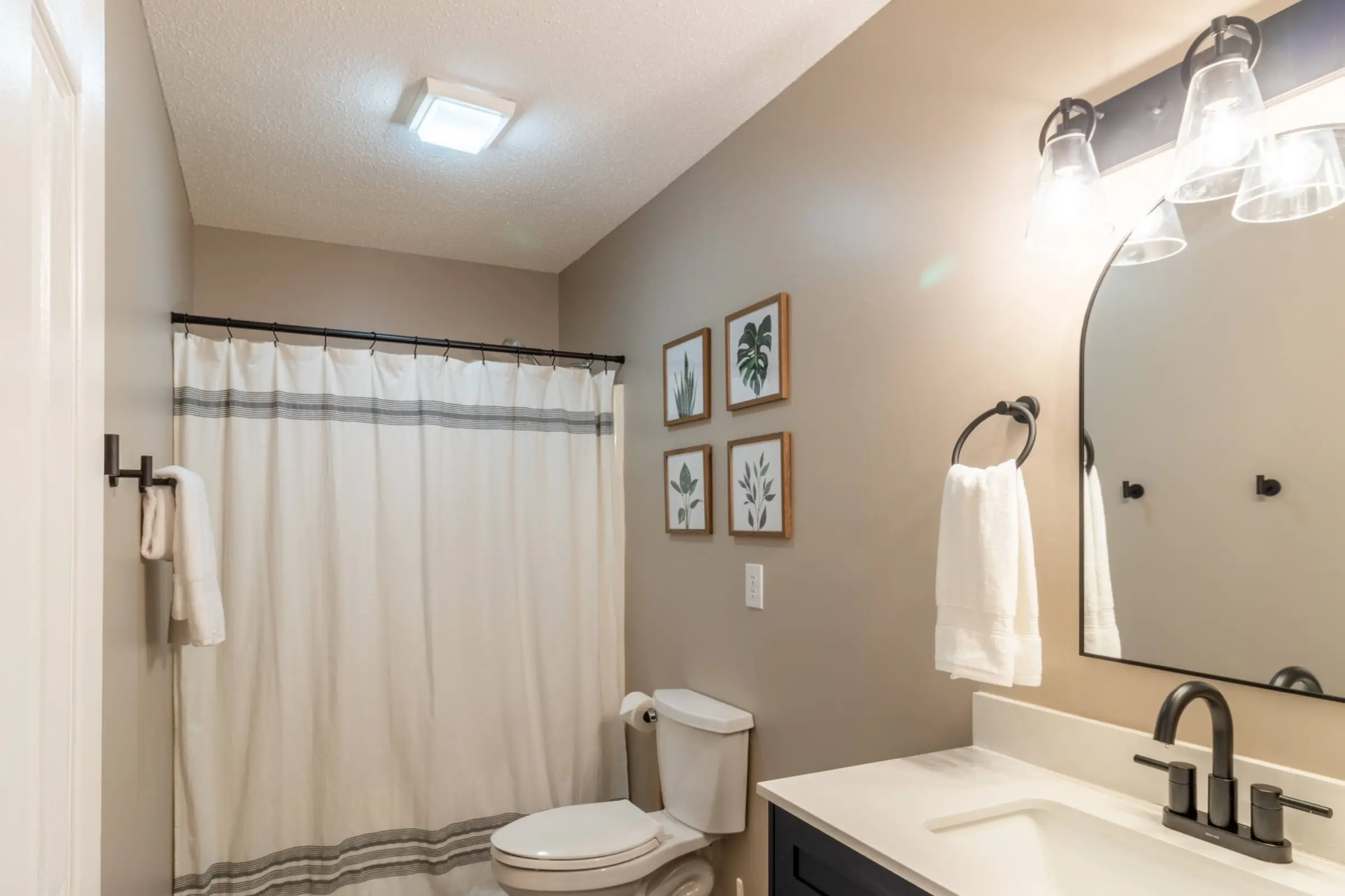 Upstairs bathroom 2, with a tiled floor and a combination tub and shower.